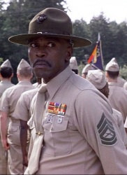Louis Gossett Jr en su rol más famoso como el Sargento Emil Foley en la cinta "An Officer and a Gentleman"